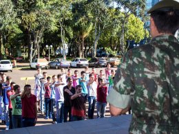 Dispensados do Serviço Militar prestam juramento à Bandeira.