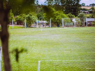 Secretaria de Obras e Departamento de Esportes promovem reparos no Campo Municipal de Futebol Sete.