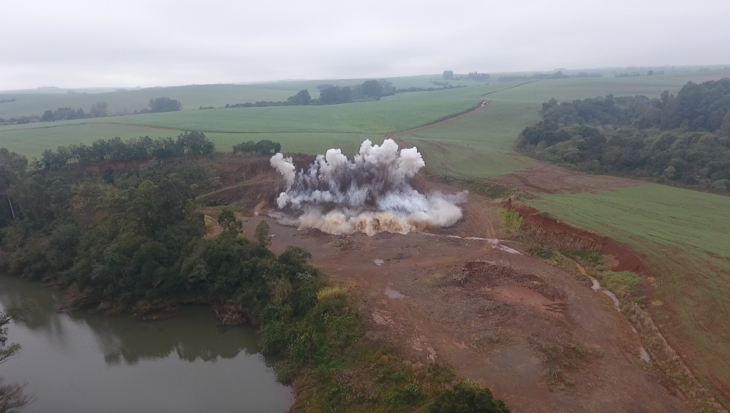 Prefeitura de Espumoso realiza nova detonação na pedreira da Pratinha, no interior do Município.