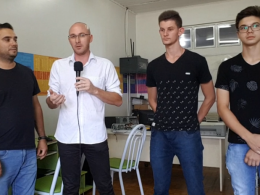 SOCIAL I Profissionais do Centro de Geração e Renda consertam computadores para reutilização do município