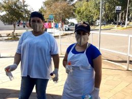 SAÚDE I Equipe orienta pessoas em filas do comércio e bancos em Espumoso
