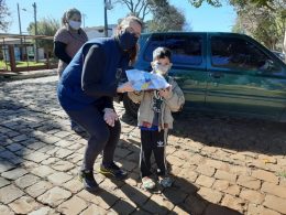 EDUCAÇÃO I EMEI Alda Alzira Rotta promoveu Drive-Thru da Saudade