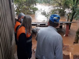 ADINISTRAÇÃO I Excesso de chuvas causa enchente de rios no município