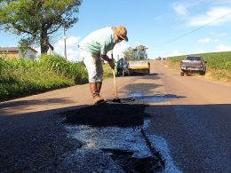 OBRAS I Secretaria de Obras de Espumoso faz tapa-buracos na VRS817 e ruas do município
