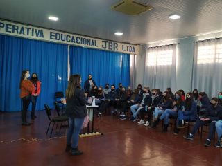 Profissionais da saúde realizaram atividades com alunos da Escola João Batista Rotta