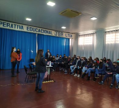 Profissionais da saúde realizaram atividades com alunos da Escola João Batista Rotta