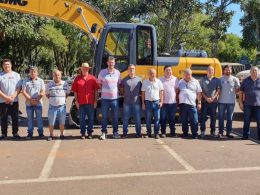 Espumoso recebe uma escavadeira hidráulica