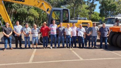 Espumoso recebe uma escavadeira hidráulica