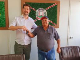 Secretaria de Obras Urbanas recebe nova caminhonete