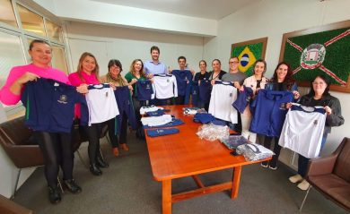 Uniformes Escolares: Entrega de uniformes de inverno ocorreu nesta semana