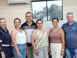 Secretária Municipal de Saúde, Letíane Gugel Dolci, e o Coordenador do SAMU de Espumoso, Pierre Brião Guilherme, apresentaram o novo Manual de Normais e Rotinas