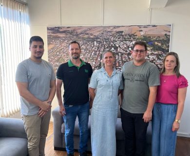 Direção da EEEM Belizário de Oliveira Carpes visita a Administração Municipal de Espumoso