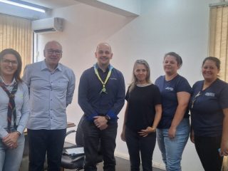 Grupo de Escoteiros Sentinela do Jacuí visita a Administração Municipal de Espumoso